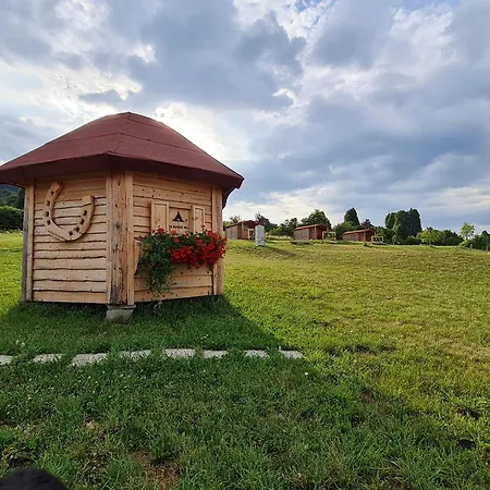 Camp The Sunrise Hill Кемпинг Пивка
