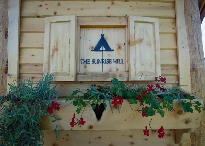 Camp The Sunrise Hill مكان تخييم بيفكا