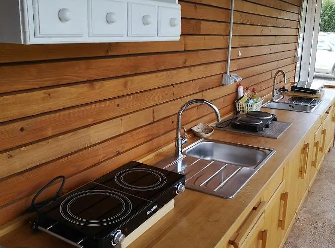 Camp The Sunrise Hill مكان تخييم بيفكا