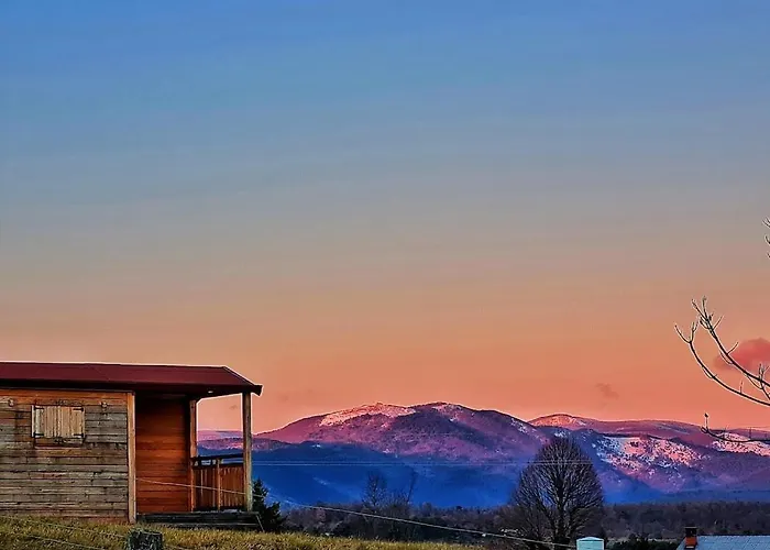 Camp The Sunrise Hill مكان تخييم بيفكا