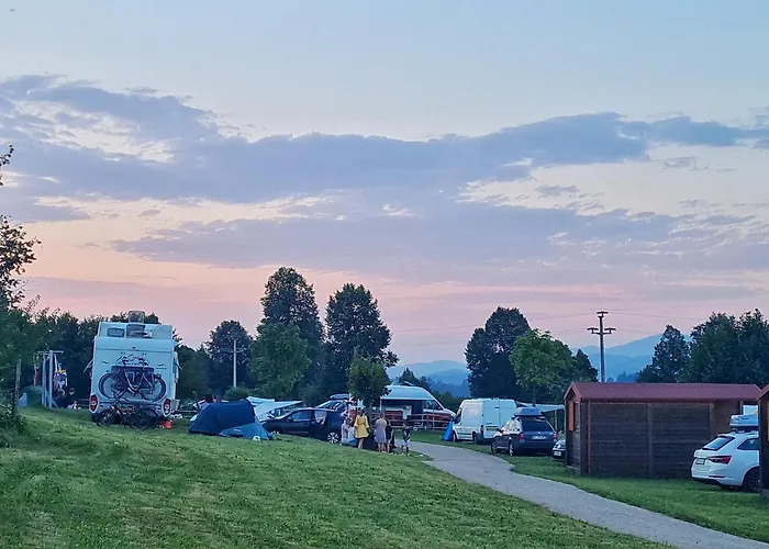 Camp The Sunrise Hill مكان تخييم بيفكا